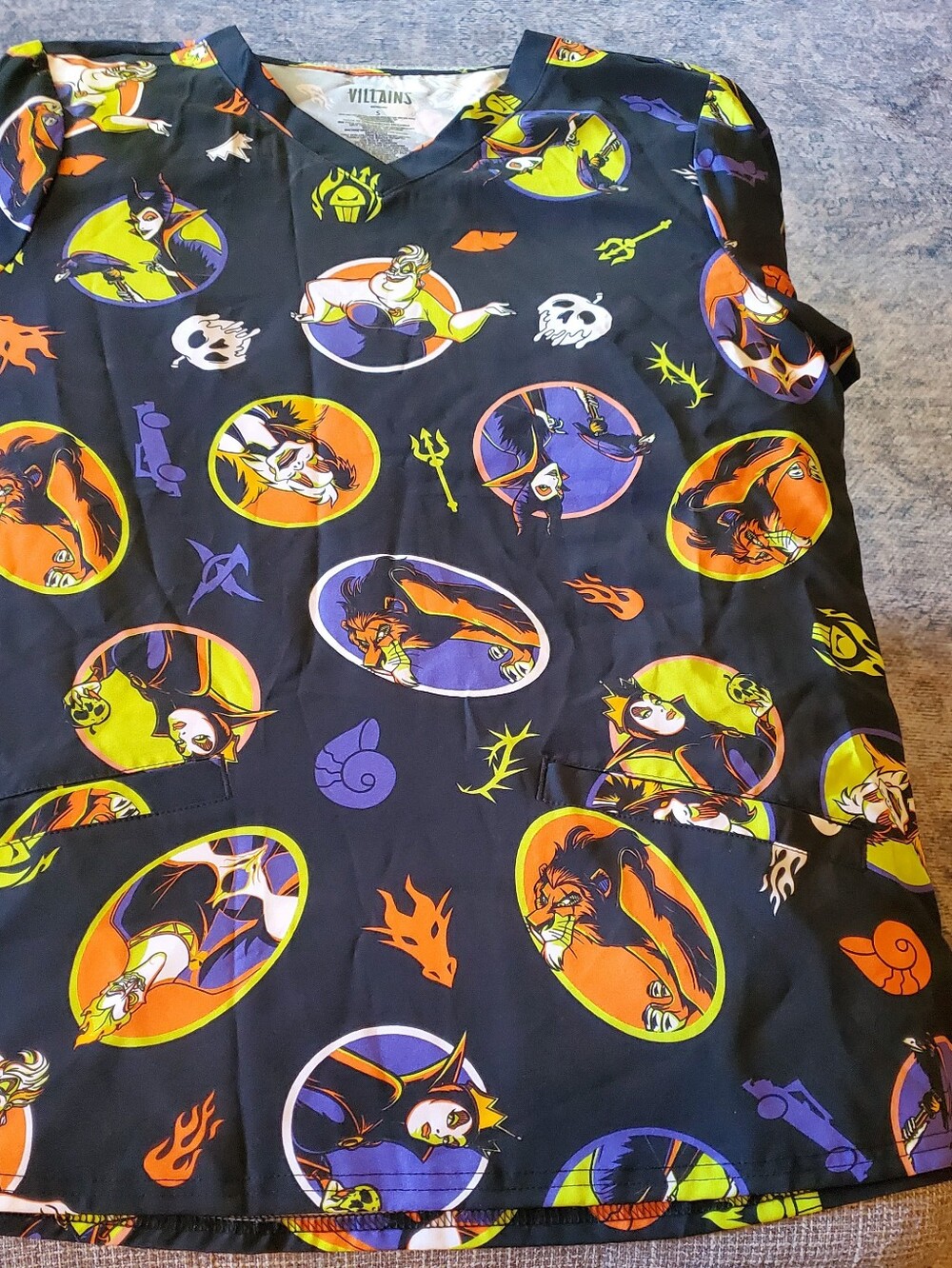 Disney Scrub Top with Colorful Villains Print Womens Size Small